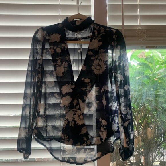 Sheer Blue and White Floral LF Top - Picture 2 of 9